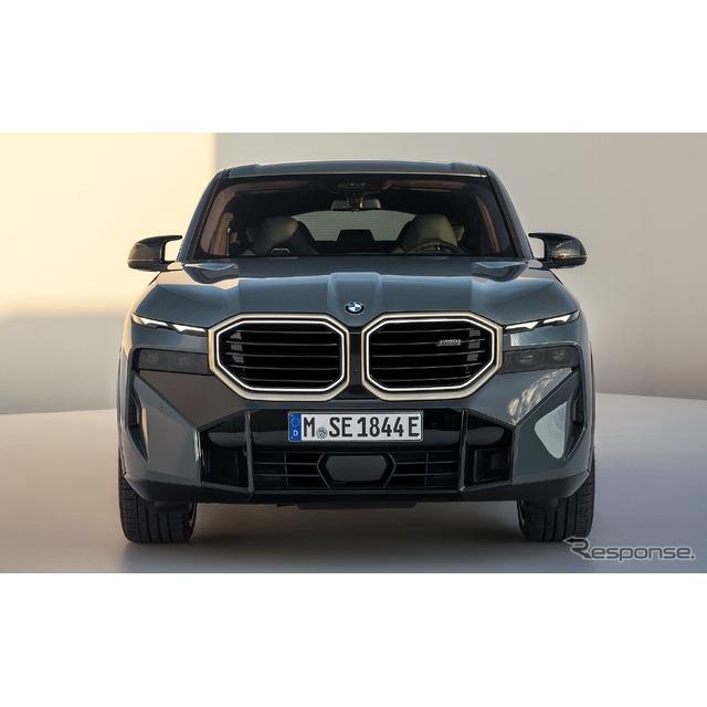 BMWは4月12日、BMW Mブランド初の高性能電動SUV『XM』に追加予定の「50e」グレードの映像を公開した。
　...