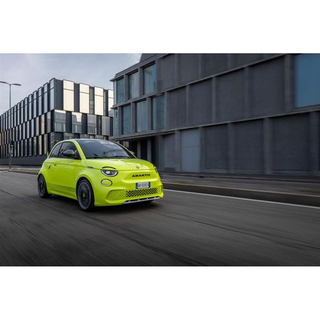 IXO 1/18 フィアット アバルト 500e 2024 イエロー イクソ Fiat Abarth