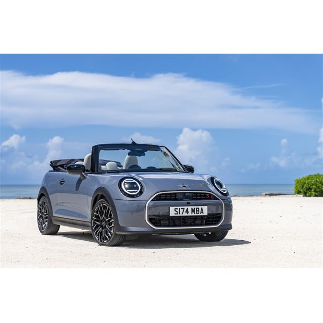BMWジャパンは2024年10月10日、MINIブランドの新型オープントップモデル「MINIクーパー コンバーチブル」の...