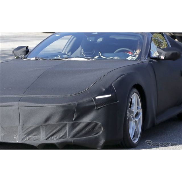 フェラーリが新型スーパーカーの開発に着手したようだ。マラネロの路上でカメラが初めて捉えたプロトタイプ...