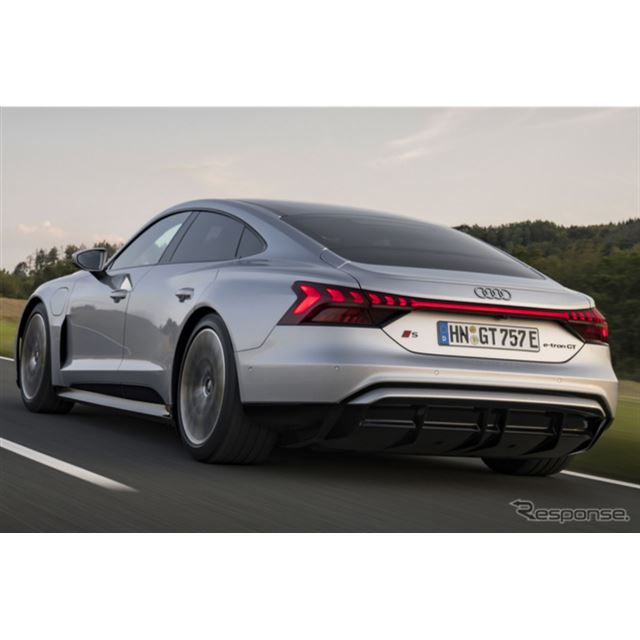 アウディは、同社史上最強かつ最速の量産車となる電動スポーツカー『RS e-tron GTパフォーマンス』の受注を...
