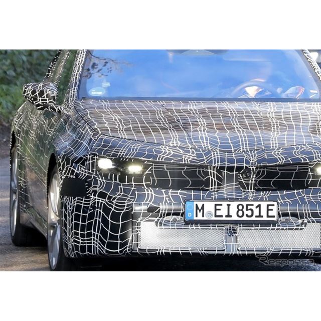 BMWは現在、フル電気自動車の『i3』と、従来の内燃エンジンを搭載する『3シリーズ』次期型とを同時に開発中...