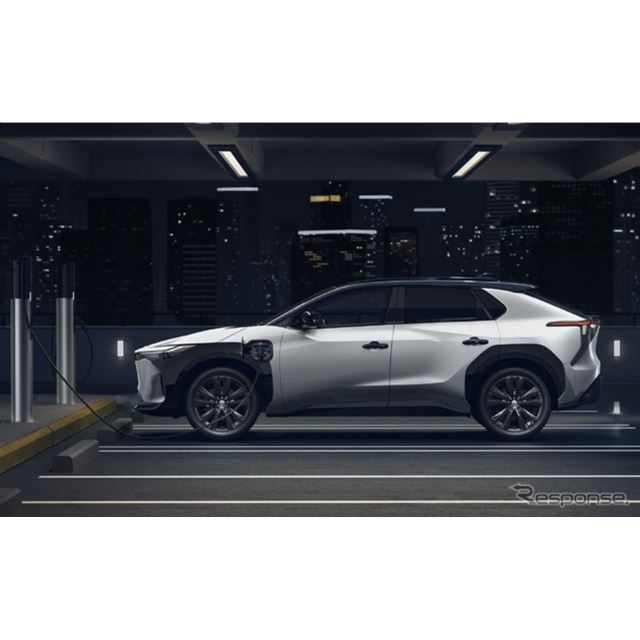 トヨタ自動車は、EVの『bZ4X』の2025年モデルを米国で発表した。大幅な価格引き下げと新グレードを追加して...