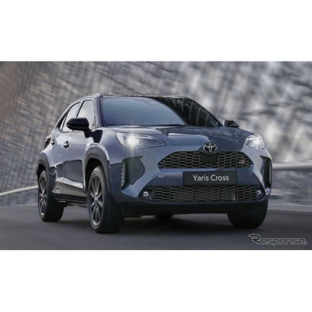 トヨタは2025年モデルの『ヤリスクロス』を欧州で発表。最上位「GRスポーツ」には新色「ストームグレー」や...