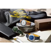 ブライトリング・トップタイムB31(写真はいずれもレザーストラップ仕様のモデル)