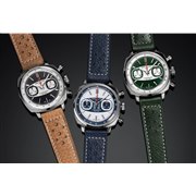 ブライトリングの「トップタイムB01レーシング リミテッドエディション」(写真左右)と「トップ...