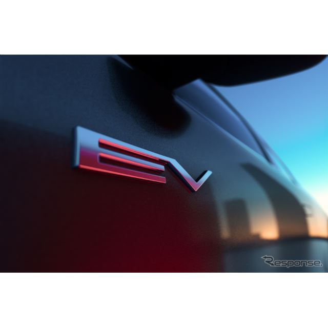 三菱自動車は、SUV『エクリプス クロス』次期型に、欧州でEVを設定すると発表した。ティザー写真が公開され...