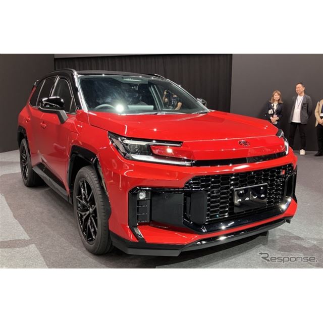 トヨタ自動車は21日、クロスオーバーSUVの新型『RAV4』を世界初公開した。発売は2025年度内というアナウン...