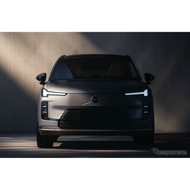 ボルボカーズは、新型『XC70』を発表した。かつて、ワゴンの『V70』をベースにしたXC70が用意されていたが...
