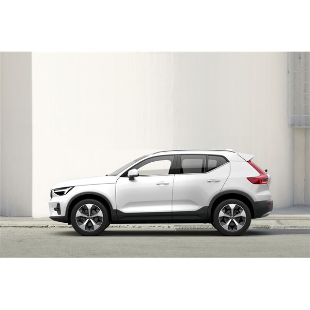 ボルボ・カー・ジャパンは2025年5月29日、コンパクトSUV「XC40」の一部仕様を変更するとともに、新グレード...