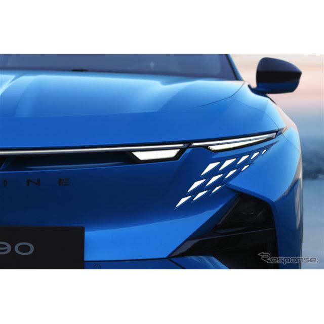 アルピーヌは5人乗りの新型電動スポーツファストバック『A390』を欧州で発表した。日本での発売も検討して...