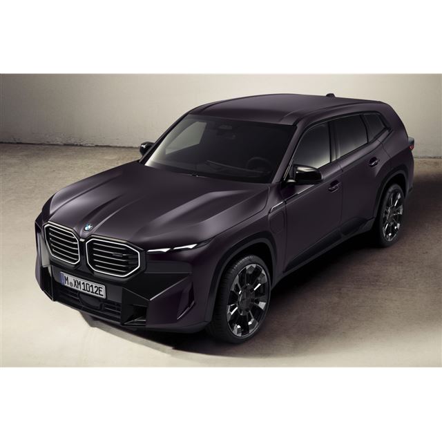 BMW�W���p����2025�N6��26���A�v���O�C���n�C�u���b�h�V�X�e���𓋍ڂ���SUV�uXM�v�̓��ʎd�l�ԁuBMW XM by...
