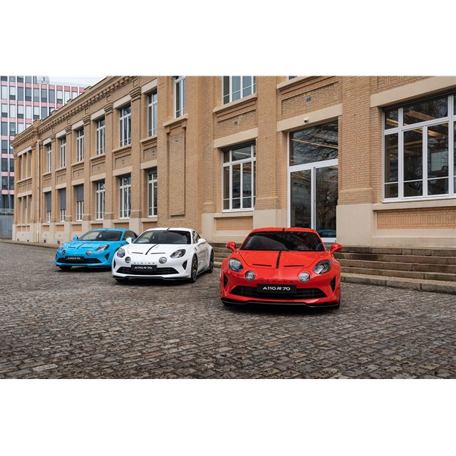 アルピーヌ・ジャポンは2025年7月10日、「アルピーヌA110 R70 BLEU BLANC ROUGE（ブルー・ブラン・ルージュ...