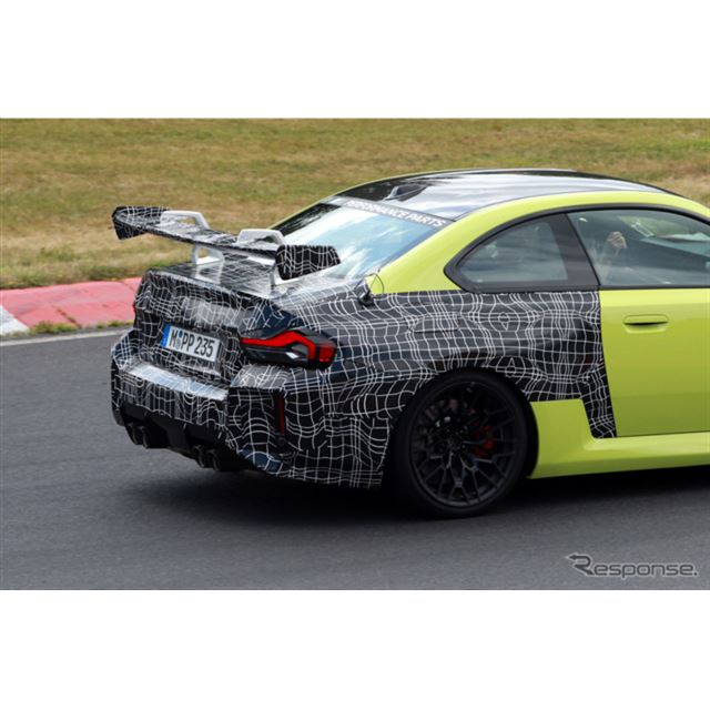 BMWは先日、『M2』新型にパフォーマンスパーツを装備したティザーイメージを公開したが、その量産型がいき...
