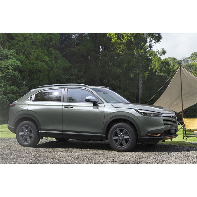 本田技研工業は2025年10月2日、コンパクトSUV「ヴェゼル」の一部仕様を変更するとともに価格を改定し、同年...