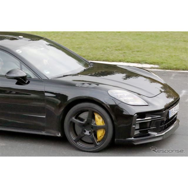 ポルシェの『カイエン』や『タイカン』に設定されている「ターボGT」。同じバッジが『パナメーラ』セダンに...