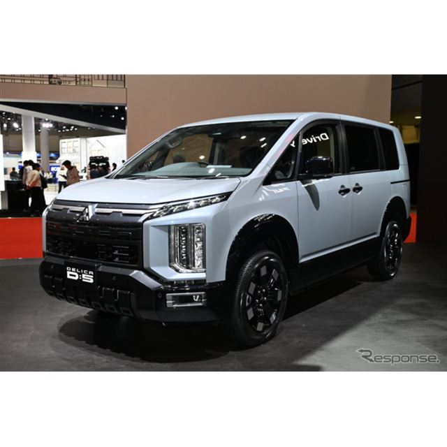 三菱自動車は10月29日、「ジャパンモビリティショー2025」において、ミニバン『デリカD:5』の改良新型を初...
