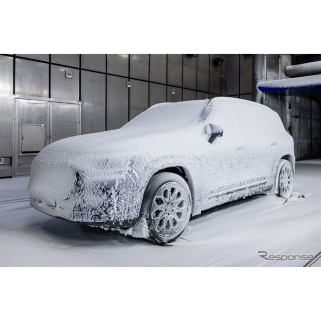 メルセデスベンツは11月12日、コンパクトSUV『GLB』次期型のプロトタイプの写真を公開した。外装は雪に覆わ...