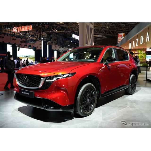 マツダは「ジャパンモビリティショー2025」で新型『CX-5』を国内初披露、深みを増した「ソウルレッド」色の...