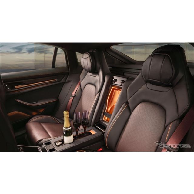 ポルシェは、ドバイで開催された「アイコンズ・オブ・ポルシェ」フェスティバルにおいて、『パナメーラ タ...