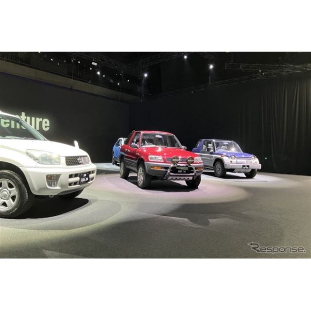 ����g���^�wRAV4�x��1994�N�A�t���[���t4WD���I�t���[�h�𑖍s���邽�߂̃N���}�ƈʒu�t�����Ă�������...