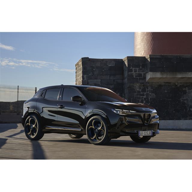 ステランティス ジャパンは2026年1月7日、アルファ・ロメオのコンパクトSUV「ジュニア イブリダ」に特別仕...
