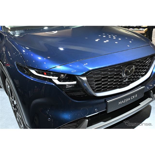 マツダは、今年日本で発売予定の新型『CX-5』にラインナップする新開発のボディカラー「ネイビーブルーマイ...