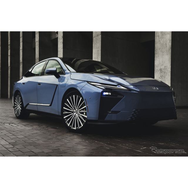 レクサスは第8世代となる新型『ES』の販売を米国で開始した。長い歴史を持つこの高級セダンに初めて電気自...
