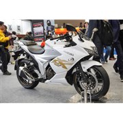 スズキ ジクサーSF250の新カラー「パールグレッシャーホワイト/マットプラチナシルバーメタリック」(東京モーターサイクルショー2026)