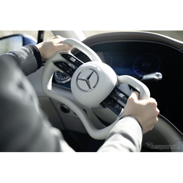 メルセデスベンツは、最上位EVセダンの『EQS』改良新型にステア・バイ・ワイヤ技術を採用すると発表した。...