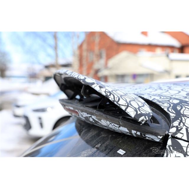 メルセデスベンツは、現在開発中の高性能電動クロスオーバーSUV、メルセデスAMG『GLC EQ』に、900馬力以上...