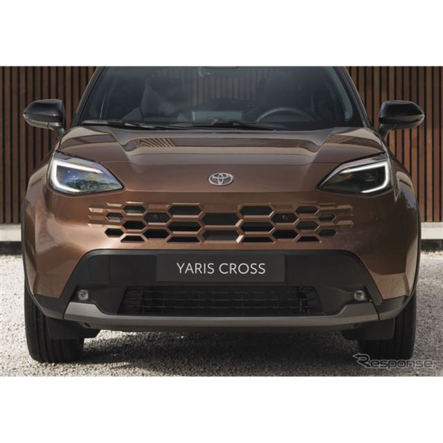 トヨタ自動車は、日本でも人気のコンパクトSUV『ヤリスクロス』の改良新型を、欧州で発表した。注目はフロ...