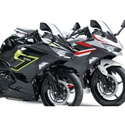 カワサキ Ninja 400(左)とNinja 250(右)2027年モデル