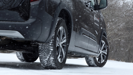 冬タイヤにも匹敵する氷上性能。「シンクロウェザー」の魅力を価格.comが徹底解説します。