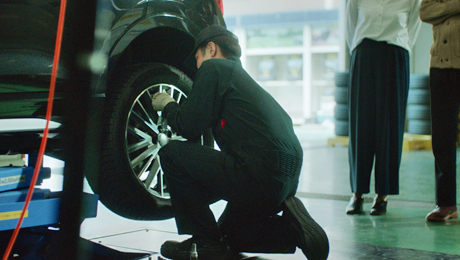 路面状況を問わず走れる次世代技術と、交換不要の利便性を兼備した「シンクロウェザー」の魅力に迫ります。