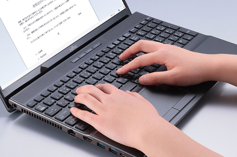 LIFEBOOK WAB/E3 ブラック　ノートパソコン ASCII.jp：5万円台で買える15.6型ノートPC「LIFEBOOK WAB/E3