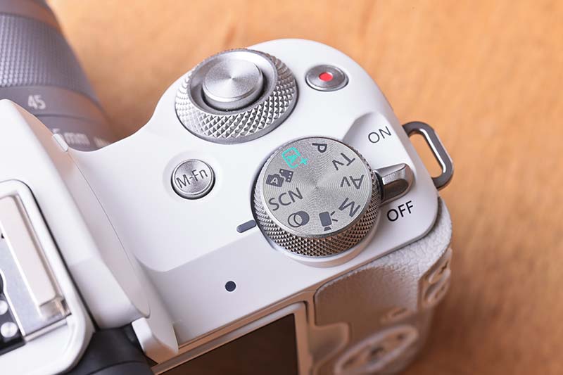 キヤノン「EOS Kiss M2」