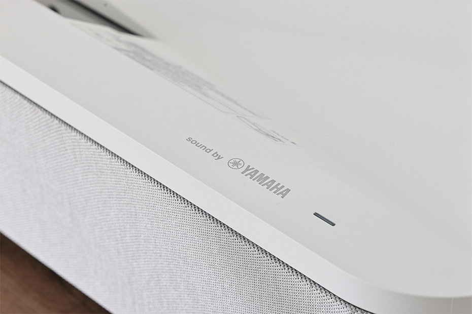 エプソンの超短焦点プロジェクター「EH-LS800W/B」