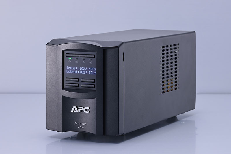 【新品】◯シュナイダーエレクトリック Smart-UPS SMT750RMJ1U APC SmartーUPS 750VA LCD RM 1U