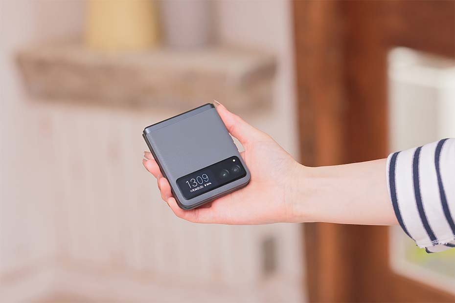 折りたたみスマホ モトローラ「motorola razr 40」