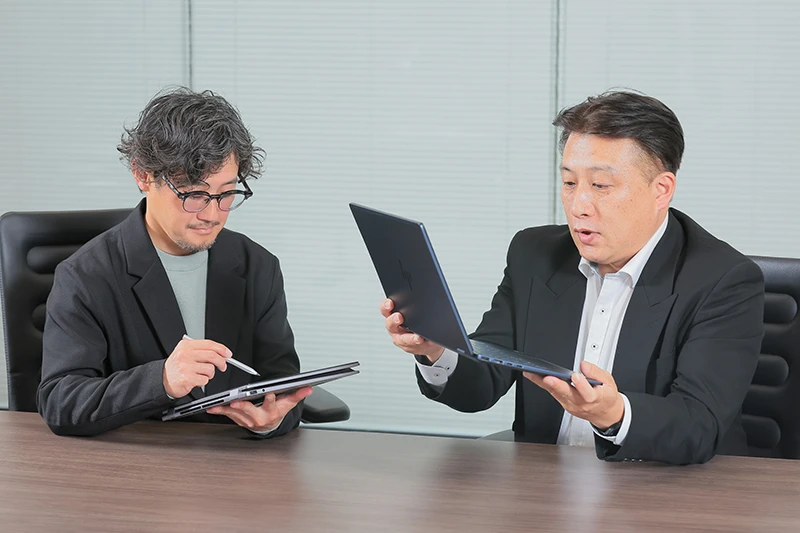 コンバーチブルタイプのHP OmniBook X Flipの扱いやすさをチェックする鎌田