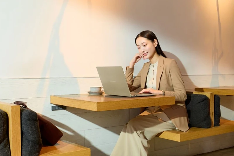 価格.com - [PR企画]空に舞うように軽い16型ノート「ASUS Zenbook SORA