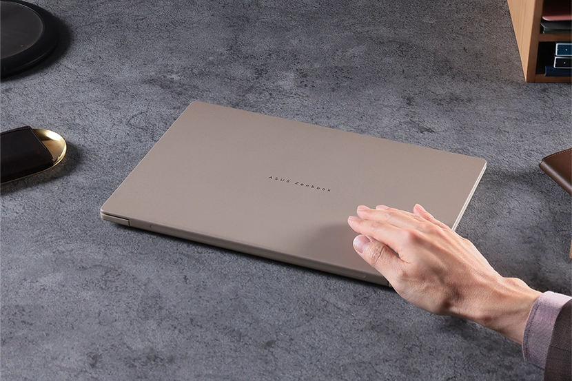 独自素材「Ceraluminum」を採用した天面