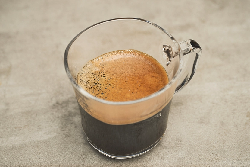 ネスカフェ ゴールドブレンド バリスタ kotone で抽出したブラックコーヒーのクレマ