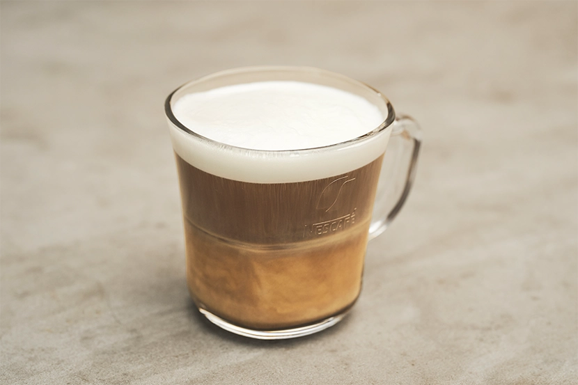 ネスカフェ ゴールドブレンド バリスタ kotone で抽出したカフェラテ