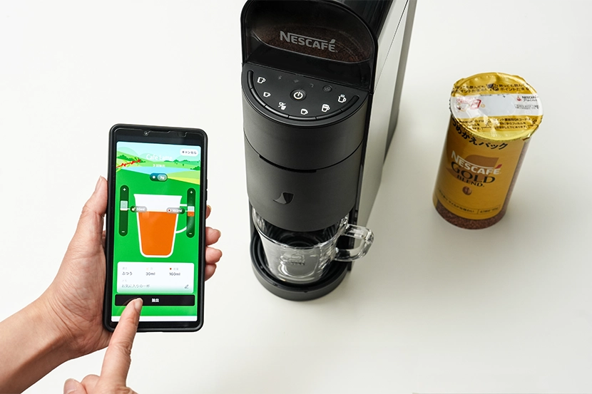 専用アプリ「NESCAFE」でカスタマイズするようす