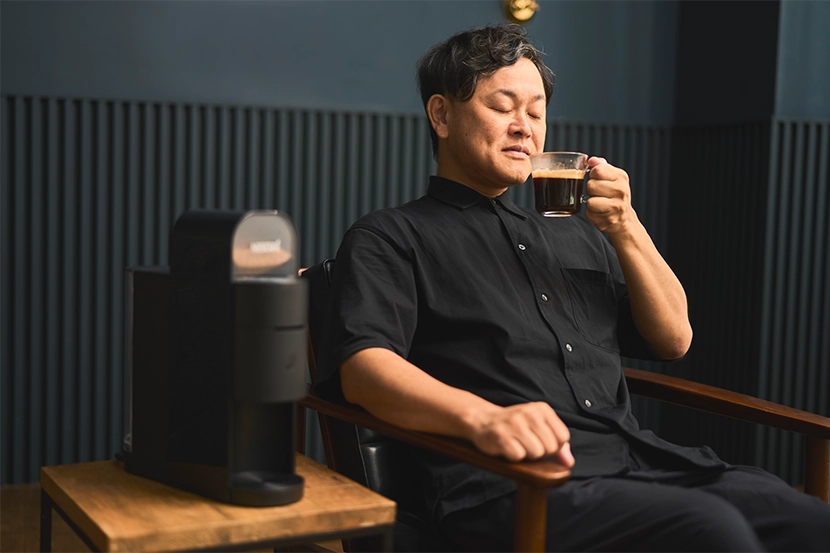ネスカフェ ゴールドブレンド バリスタ kotone のコーヒーをテイスティングする中山氏
