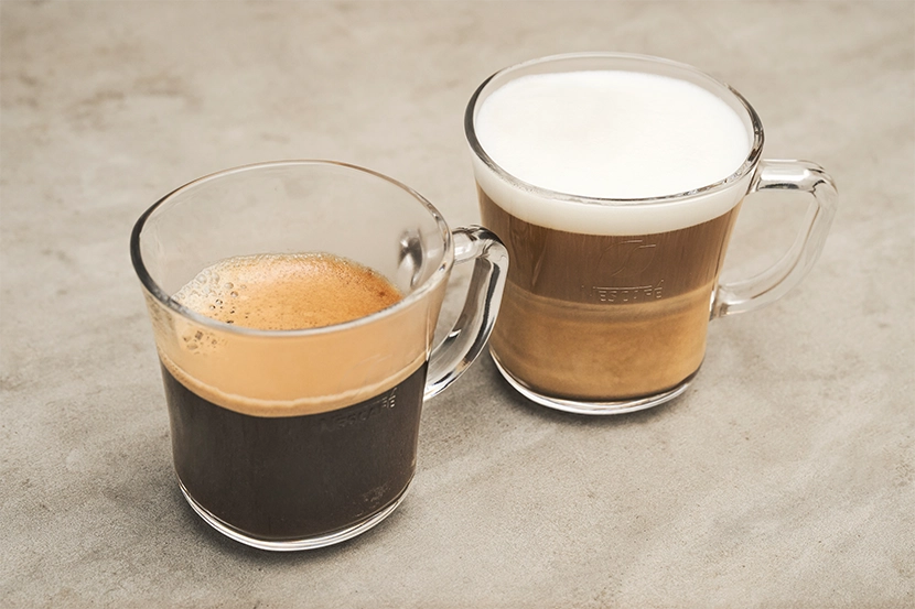 ネスカフェ ゴールドブレンド バリスタ kotone で抽出したブラックコーヒーとカフェラテ