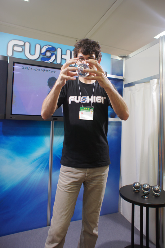 価格 Com 注目製品レポート 大人の個性派玩具が続々 宙に浮くボール フシギ とは 1 4