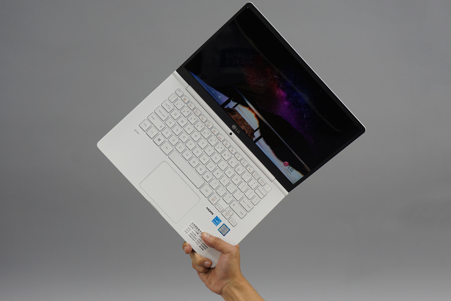 �uLG gram�v��2�����14�^���f���͏����\�́A�d�ʁA�o�b�e���[�̃o�����X���▭�������I